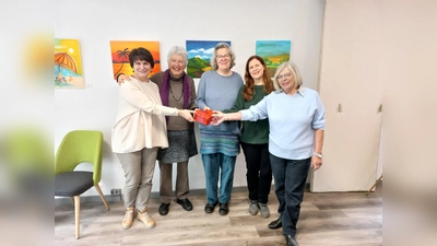 Die Mitglieder vom Handarbeitstreff des Café Heilbar übergeben die Spende an die Kindertrauerbegleiterinnen. (Foto: red)