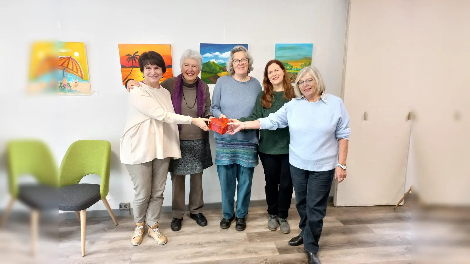 Die Mitglieder vom Handarbeitstreff des Café Heilbar übergeben die Spende an die Kindertrauerbegleiterinnen. (Foto: red)