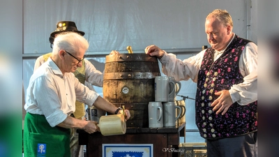 Fondis Bürgermeister Beniamino Maschietto (li) und Robert Gasteiger beim Anzapfen. (Foto: Vincenzo Bucci)