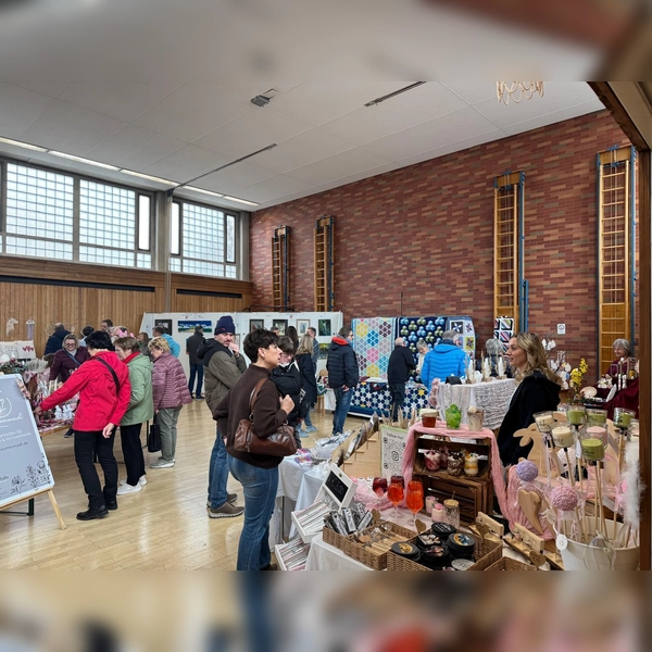 Zahlreiche Besucher nutzten die Gelegenheit, durch die Ausstellung „Hand &amp; Werk“ zu stöbern. (Foto: vhs Erdweg)