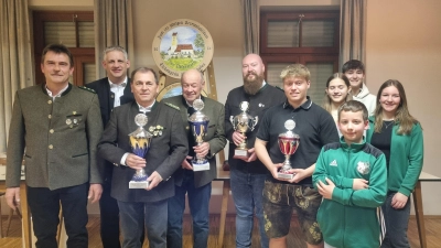 Hans Eisenhofer (1. Schützenmeister Eichenkranz Unterweikertshofen), 1. Bürgermeister Christian Blatt, Josef Perchtold (1. Schützenmeister Eichengrün Walkertshofen), Josef Grünerbel, Matthias Pucher (1. Schützenmeister Eintracht Kleinberghofen) freuen sich mit der Siegermannschaft der Jugend Unterweikertshofen (von links) (Foto: Gem)