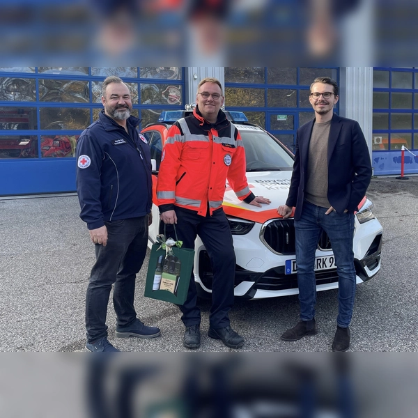 Martin Noß (l.) und der BRK-Kreisgeschäftsführer Dennis Behrendt (r.) gratulieren Christoph Adler in der Rettungswache Gröbenried zum Dienstjubiläum. (Foto: BRK)