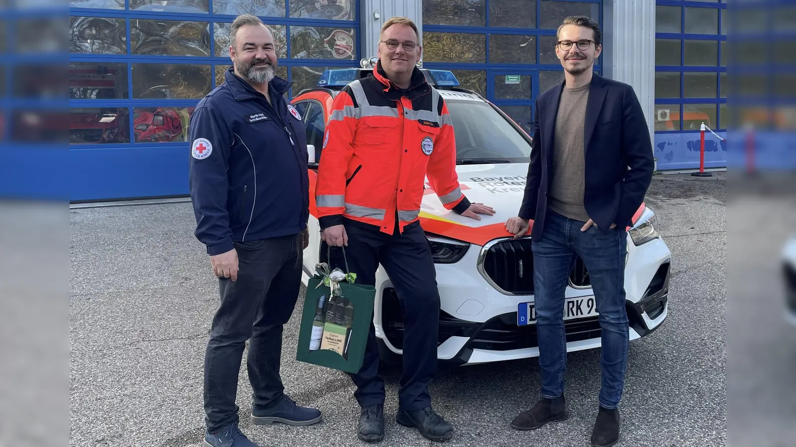 Martin Noß (l.) und der BRK-Kreisgeschäftsführer Dennis Behrendt (r.) gratulieren Christoph Adler in der Rettungswache Gröbenried zum Dienstjubiläum. (Foto: BRK)