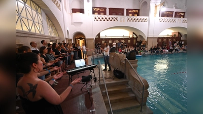 Im Müller&#39;schen Volksbad singen Chöre wie der Bud Spenzer Heart Chor, Robins Choruso und die Harmunichs direkt am Beckenrand. (Foto: Stephan Rumpf)
