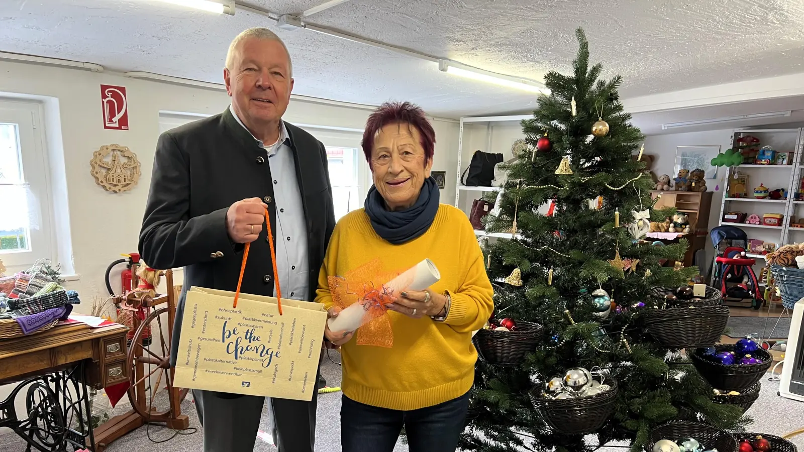 Thomas Höbel übergibt Edda Drittenpreis die Spende der VR-Bank. (Foto: VR-Bank Dachau)