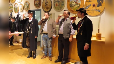 Nach dem Anstich gönnen sich Dr. Edgar Forster, Braumeister Roman Eidelsburger, Wirt Reinhard Hörmann und 1. Vorstand Markus Erhorn das frisch gezapfte Starkbier. (Foto: D'Ampertaler Dachau e. V. )