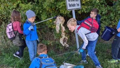 Kinder der zweiten Klassen der Grundschule Bergkirchen bei der Müll-Sammelaktion. (Foto: B. Brunner)