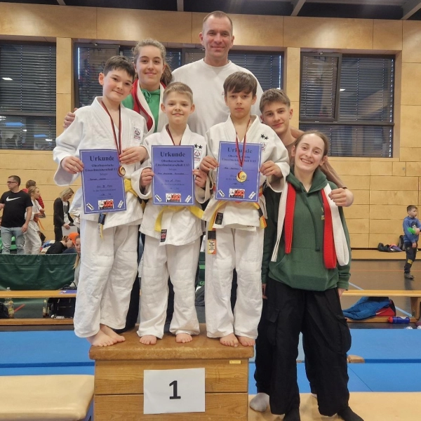 Im Judogi (von links): Simon Müller (3. Pl.), Nico Prichodko und Illia Menkov (beide 1. Pl.); dahinter die Assistenztrainer sowie Betreuer an diesem Tag: Hannah Maiß, Peter Kranz, Marvin Kranz (war als bestellter Kampfrichter aktiv) und Kalina Petrov. (Foto: SV Günding)