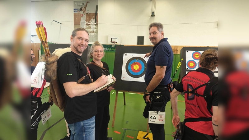 Die Blankbogenschützen André Großkurth, Inka Klimkowski und Sven Bach (v. l.) beim Werten ihrer Pfeile bei der Vereinsmeisterschaft. (Foto: Dachauer Bogenschützen)