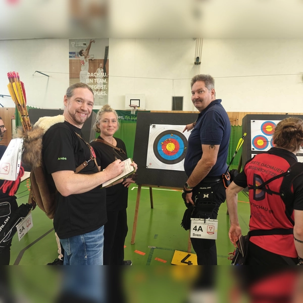 Die Blankbogenschützen André Großkurth, Inka Klimkowski und Sven Bach (v. l.) beim Werten ihrer Pfeile bei der Vereinsmeisterschaft. (Foto: Dachauer Bogenschützen)