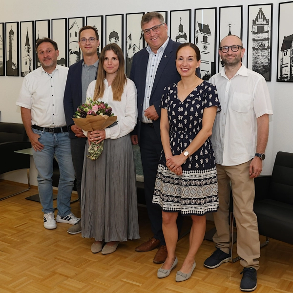 Vereidigung zum Amtseintritt (v. l.): Gerd Müller, Martin Friedrich, Sophia Eckert, Stefan Löwl, Christina Düwer und Michael Holland. (Foto: Landratsamt Dachau, Veronika Plajer)