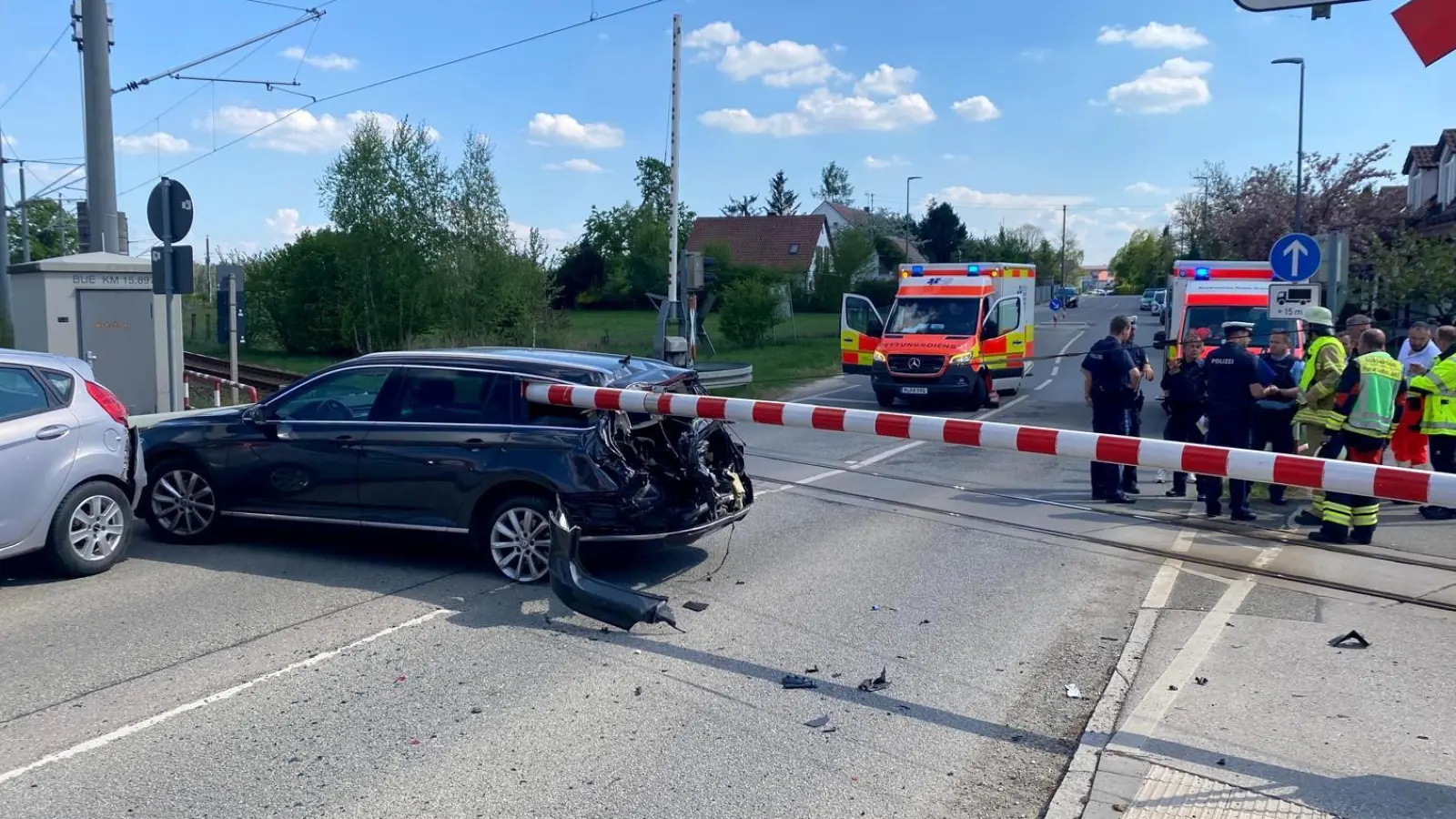 Im stockenden Verkehr kam ein Auto zwischen den sich schließenden Schranken zum Stehen und wurde von der Bahn erfasst. (Foto: Kreisbrandinspektion Dachau)