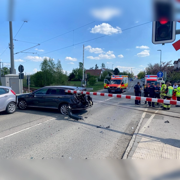 Im stockenden Verkehr kam ein Auto zwischen den sich schließenden Schranken zum Stehen und wurde von der Bahn erfasst. (Foto: Kreisbrandinspektion Dachau)