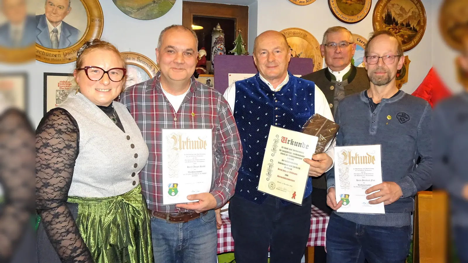 Ehrungen mit (von li) Katja Graßl, Jürgen Rachl, Hans Wittmann, Alfred Reiner und Bernhard Fest. (Foto: Almenrausch und Edelweiß Pellheim)