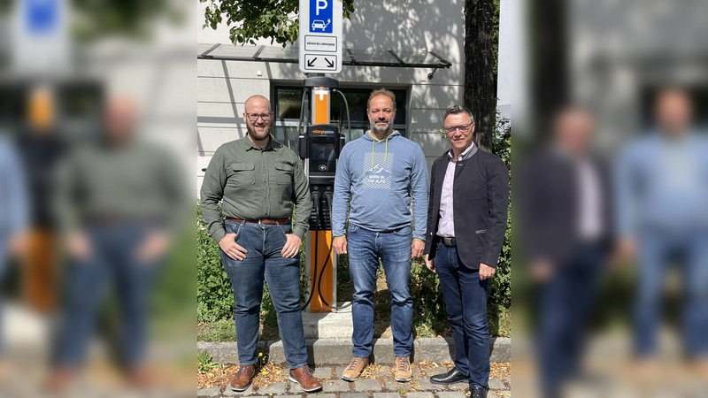Florian Raben (Bauamt Schwabhausen), Nikolaus Kling (KLING Charging Solutions GmbH) und Bürgermeister Wolfgang Hörl. (Foto: Gemeinde Schwabhausen)
