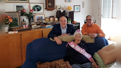  Jürgen Schleich und Walter Wüst (re) brachten Luise Marx Glückwünsche und Geschenke des VdK Kreis- und Ortsverbandes. (Foto: Jürgen Schleich)