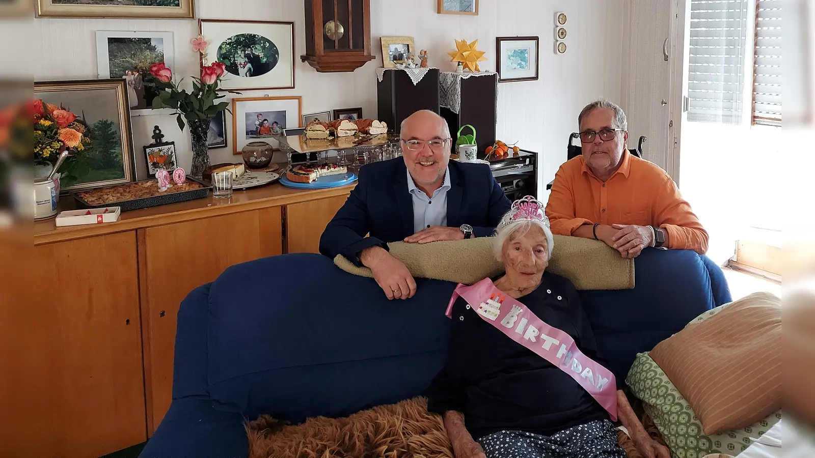  Jürgen Schleich und Walter Wüst (re) brachten Luise Marx Glückwünsche und Geschenke des VdK Kreis- und Ortsverbandes. (Foto: Jürgen Schleich)