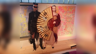 Kunst trifft Mode: Designer Apo und Model Sirid präsentierten extravagante Kreationen.  (Foto: Januschkowetz)