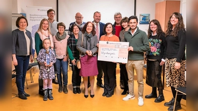 Stellvertretende Landrätin Marianne Klaffki (Mitte) mit der ersten Vorsitzende des Vereins Sofia Molleker und dem Sprecher des Asyl- und Integrationsbeirats im Landkreis Ahmad Navid (mit Symbolscheck). (Foto: www.rubiki.de)