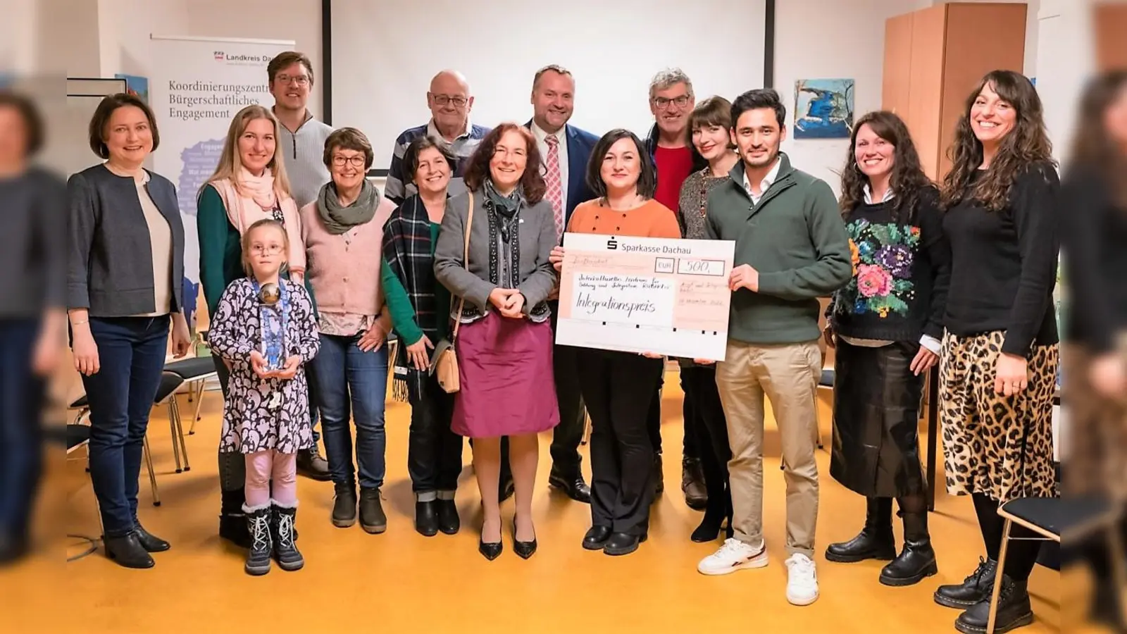 Stellvertretende Landrätin Marianne Klaffki (Mitte) mit der ersten Vorsitzende des Vereins Sofia Molleker und dem Sprecher des Asyl- und Integrationsbeirats im Landkreis Ahmad Navid (mit Symbolscheck). (Foto: www.rubiki.de)