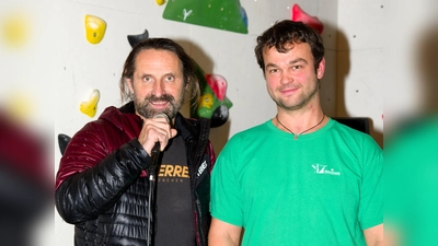 Alexander Huber zusammen mit dem Geschäftsführer der Kletterhalle Julian Kränke (re). (Foto: NaturFreunde Kletterhalle)
