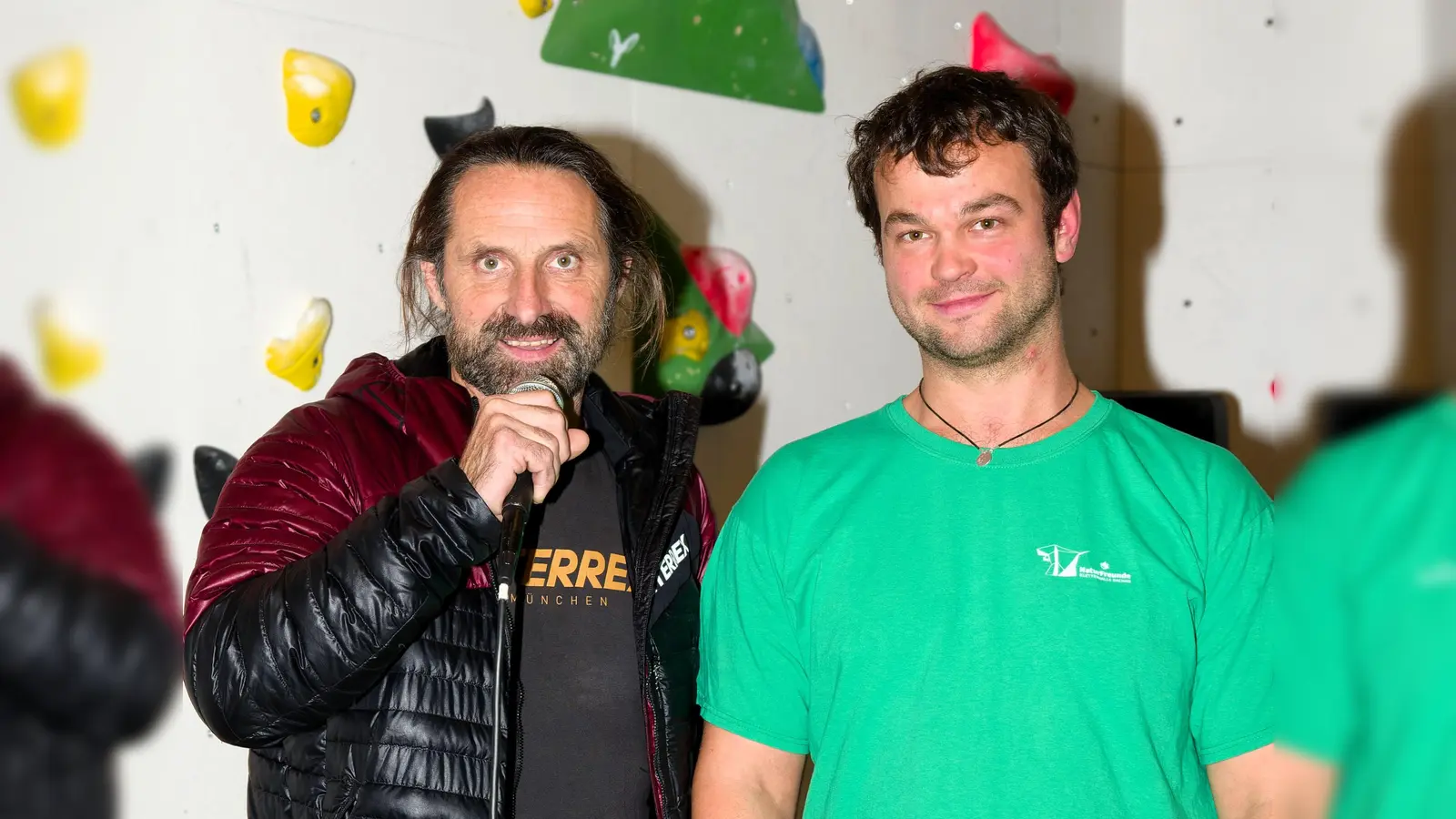 Alexander Huber zusammen mit dem Geschäftsführer der Kletterhalle Julian Kränke (re). (Foto: NaturFreunde Kletterhalle)