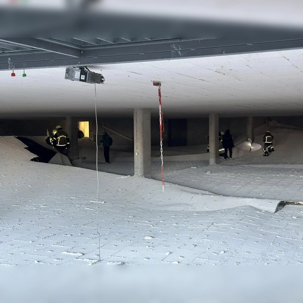 Blick in die Tiefgarage der Realschule nach dem Herabbrechen der Decke. (Foto: Stefan Löwl )