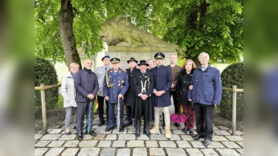 Organisatoren und Vereinsvertreter vor dem Kriegerdenkmal (v. l.): Brigitte Dornstädter, Ludwig Wirth, Dr. Bernhard Räpple (SRK Dachau), General Ludwig Gasteiger, Werner Dornstädter (Veteranenverein Weichs), Stefan Konicsek (Ampertaler), Moritz Teufelhart, Stadtrat Markus Erhorn, Stadtrat Christian Hartmann, Seniorenbeirätin Irmgard Heinzinger, Dr. Edgar Forster (Bayernbund) (Foto: Bayerischer Soldatenbund)