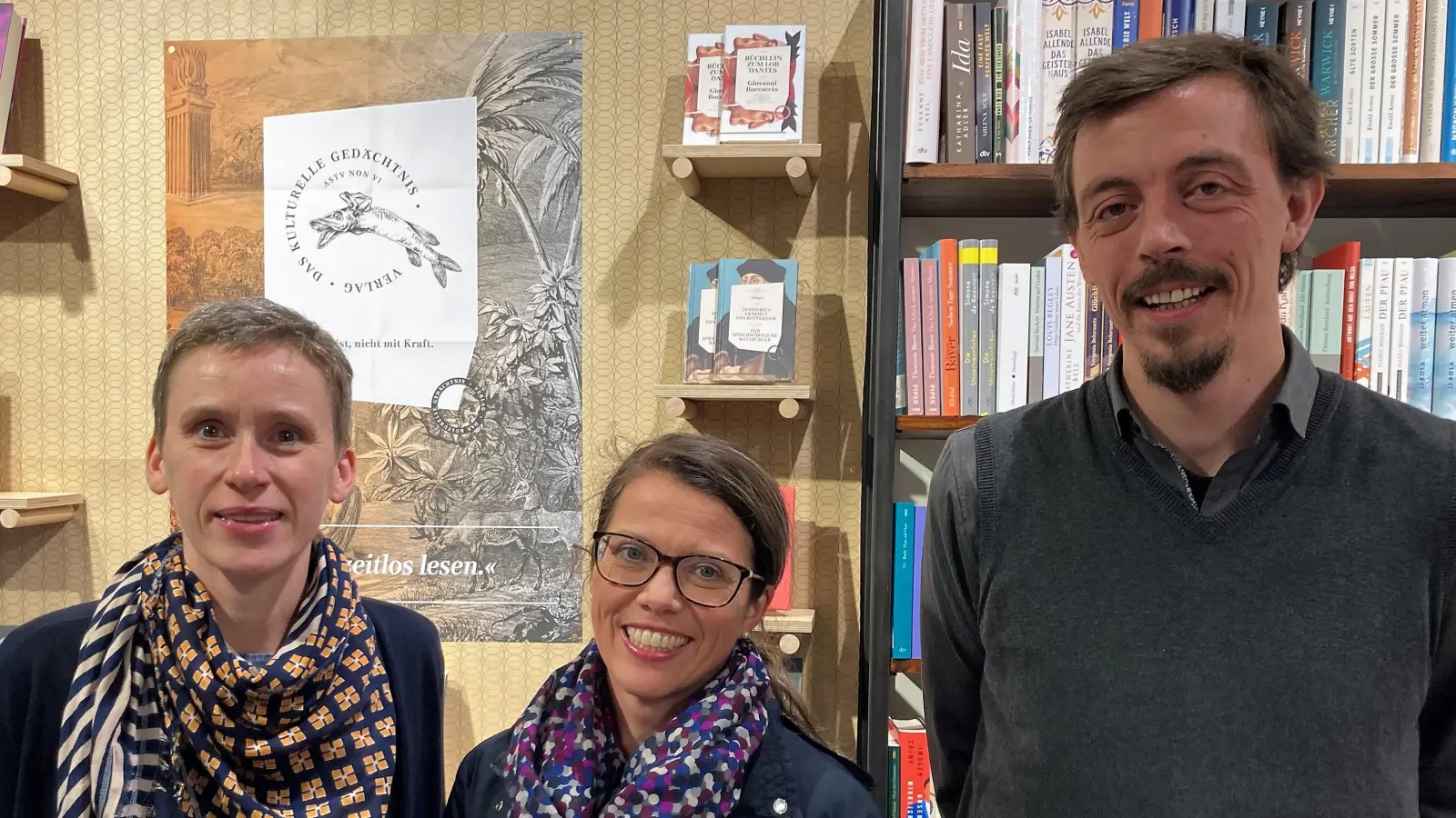 Die Lesebingo-Gewinnerin Angelika Mauersich-Härtl mit Slávka Rude-Porubská (li) und Sebastian von Gersdorff (re) (Foto: Stadtbücherei Dachau)