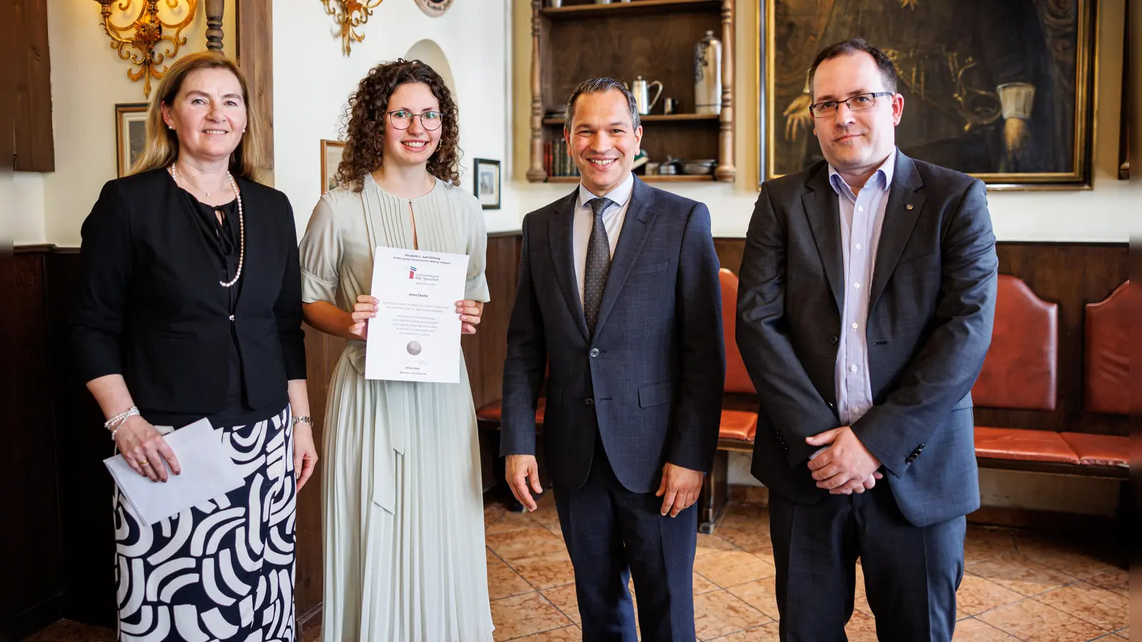 Anna Eberle vom Josef-Effner-Gymnasium (Zweite von links) mit Martin Wunsch vom Kultusministerium, StDin Michaela Weigl (1. Vorsitzende des Vorstands der Elisabeth-J.-Saal-Stiftung) und StD Dr. Christoph Reichardt (Kuratoriumsmitglied der EJS-Stiftung).  (Foto:  Matthias Balk/Bayerisches Staatsministerium für Unterricht und Kultus)