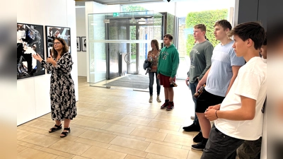 Die Klasse 10 c des JEG mit der Künstlerin Karin Schuff (li) (Foto: VR Bank Dachau)