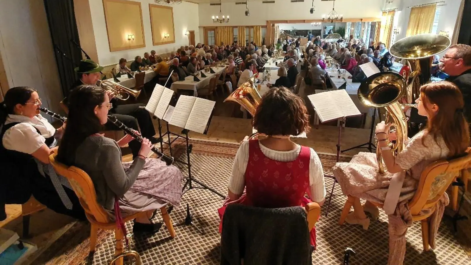 Viele Röhrmooser Seniorinnen und Senioren folgen der Einladung des Bürgermeisters. (Foto: Gemeinde Röhrmoos)