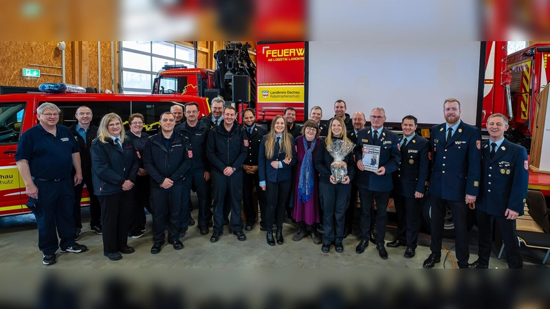 Die Feuerwehr feierte mit Kreisbrandrat Georg Reischl (Vierter von rechts) dessen 60. Geburtstag. (Foto: Kreisbrandinspektion Dachau)
