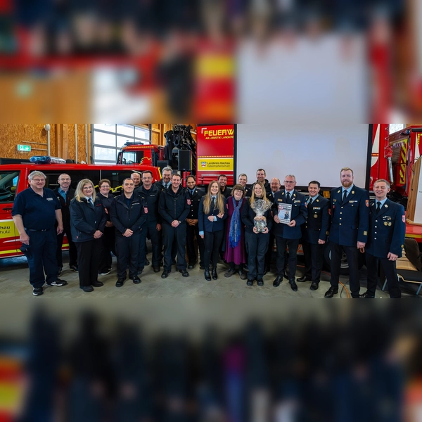 Die Feuerwehr feierte mit Kreisbrandrat Georg Reischl (Vierter von rechts) dessen 60. Geburtstag. (Foto: Kreisbrandinspektion Dachau)