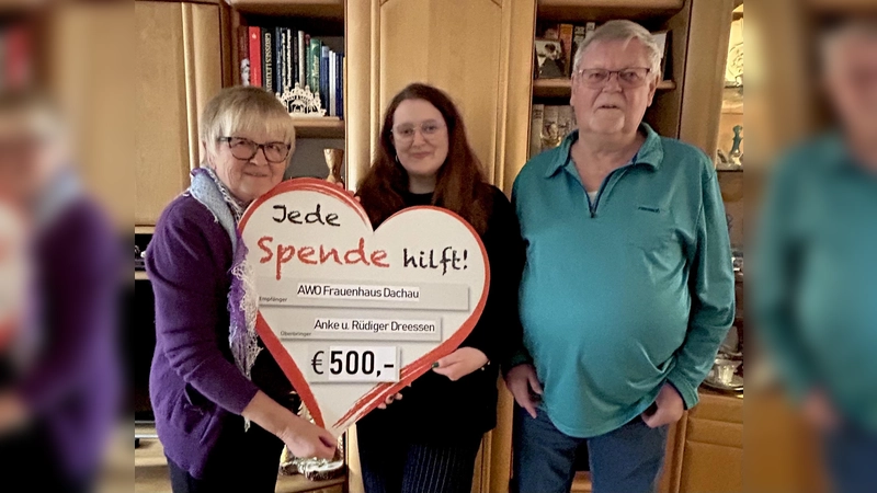 Anke (l.) und Rüdiger Dreessen (r.) spendeten 500 Euro für das AWO Frauenhaus. (Foto: AWO Dachau)