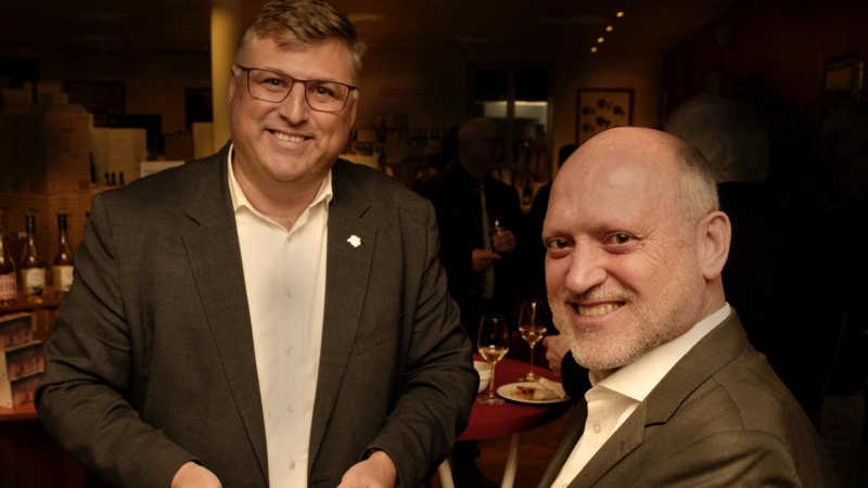 Landrat Stefan Löwl (l.) und Wolfgang Moll, WIR-Vorsitzender, beim Neujahrsempfang. (Foto: WIR)