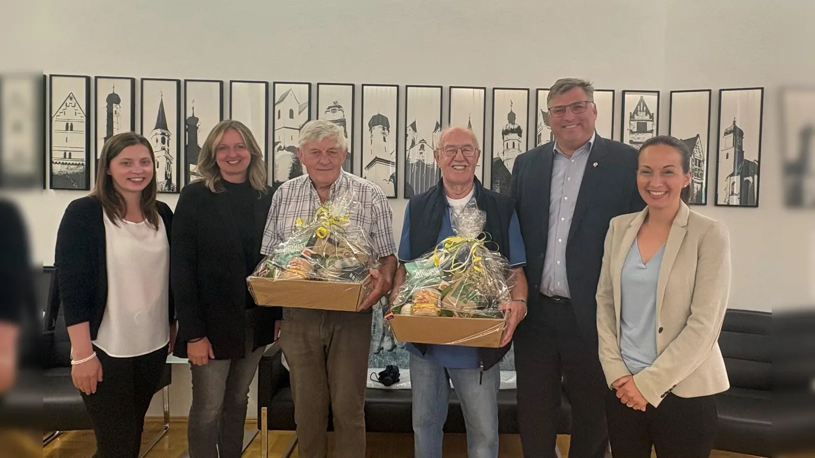 Johann Fritz und Michael Keller bei der Ehrung mit Landrat Stefan Löwl und der Unteren Naturschutzbehörde. (Foto: Landratsamt Dachau, Sina Török)
