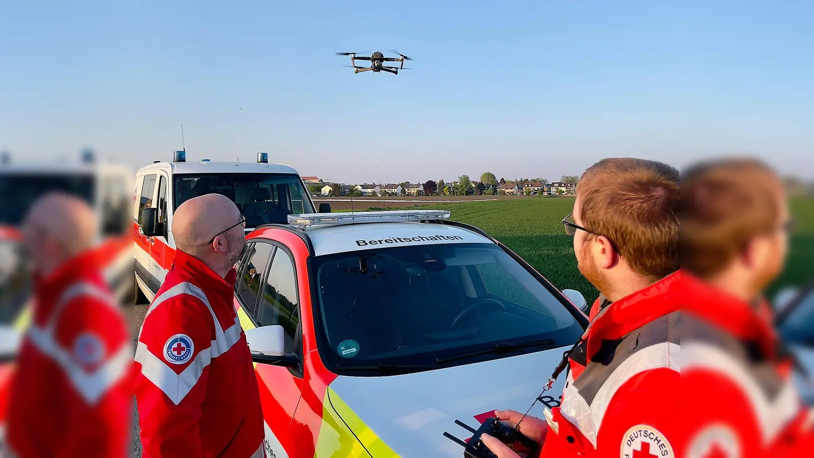 Andreas Plennert und Philipp Gregorzewski (re) mit der „Enterprise 12“. (Foto: BRK Dachau)