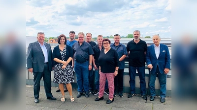 Hans Rapp mit seinen langjährigen Mitarbeitern und der Geschäfts- und Personalführung. (Foto: Auto Rapp)