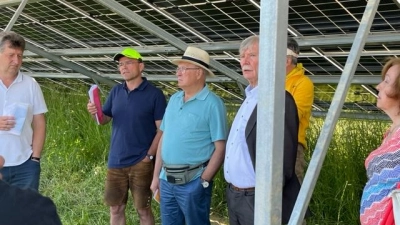 Besuch im Solarpark (von li) Reinhard Schmutz, Hans Schweiger, Werner Dornstädter und der ehemalige Kreisrat Dr. Edgar Forster. (Foto: FW Weichs)