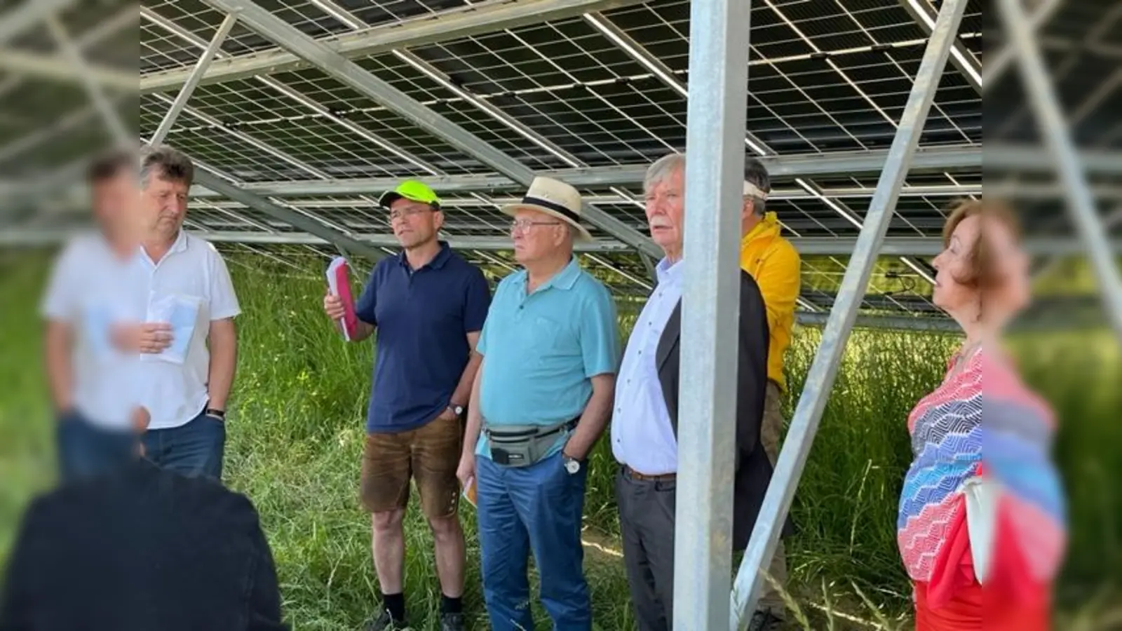 Besuch im Solarpark (von li) Reinhard Schmutz, Hans Schweiger, Werner Dornstädter und der ehemalige Kreisrat Dr. Edgar Forster. (Foto: FW Weichs)