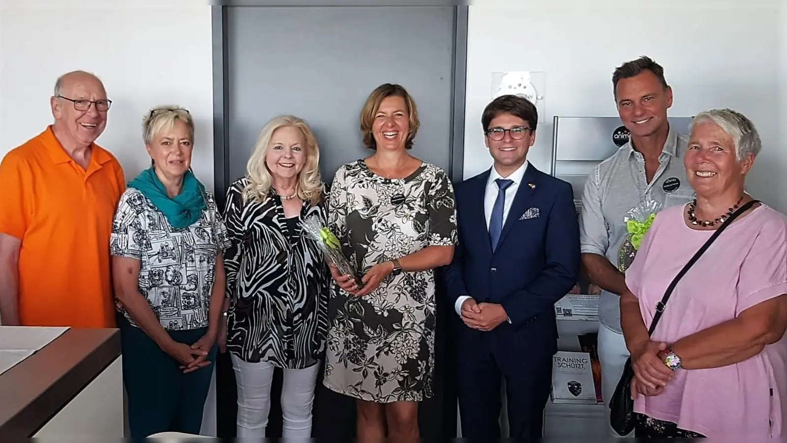 Gelungene Vernissage mit (von li) Hartmut Baumgärtner, Brigitte Renner, Christine Unzeitig, Margit Hoffmann, OB Florian Hartmann, Wolfgang Perret und Marese Hoffmann. (Foto: Brigitte Renner)