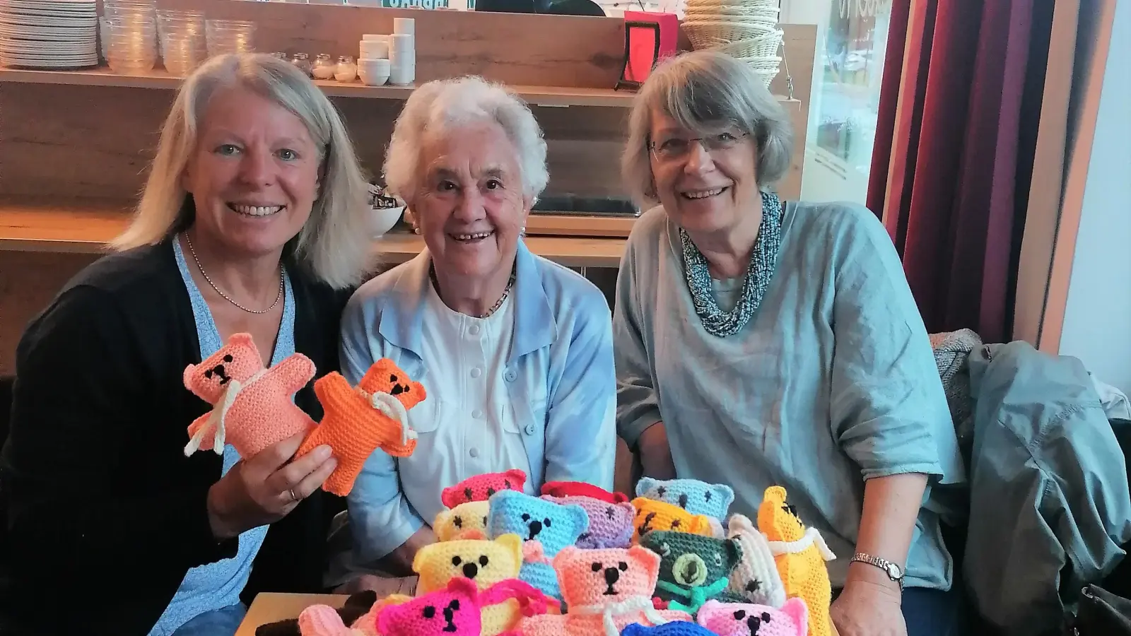 Christine Siemens, &quot;Trostbärli-Mama&quot; und Jubilarin Dietlinde Matschiner und Renate Wolf.  (Foto: KDFB Dachau)