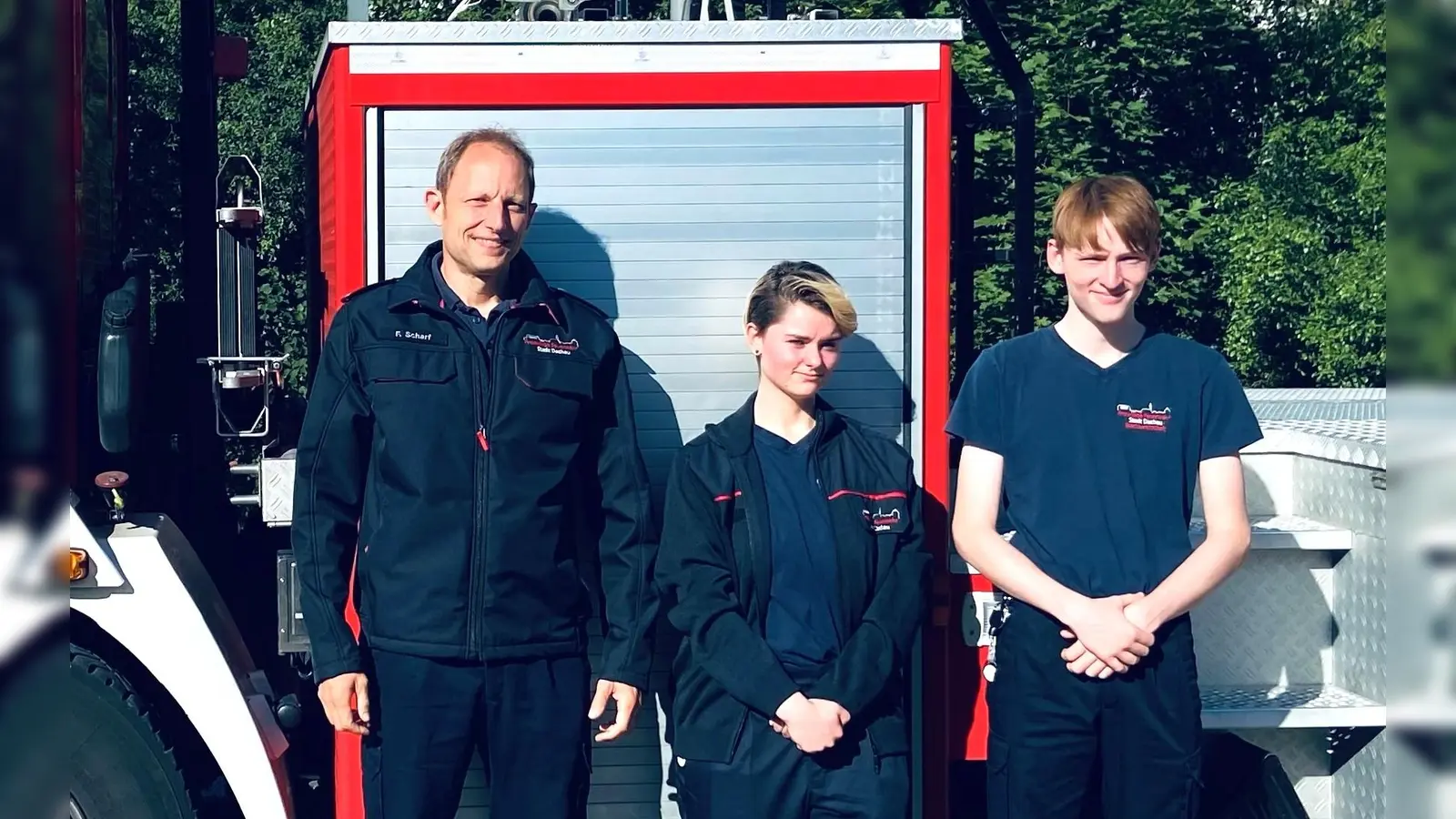 Neu in Dachau sind Mirjam und Adrian, hier mit Schichtleiter Florian Scharf (li). (Foto: FF Dachau)