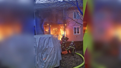 Nur mit Atemschutz konnten die Feuerwehrler den Brand löschen. (Foto: FF Dachau)