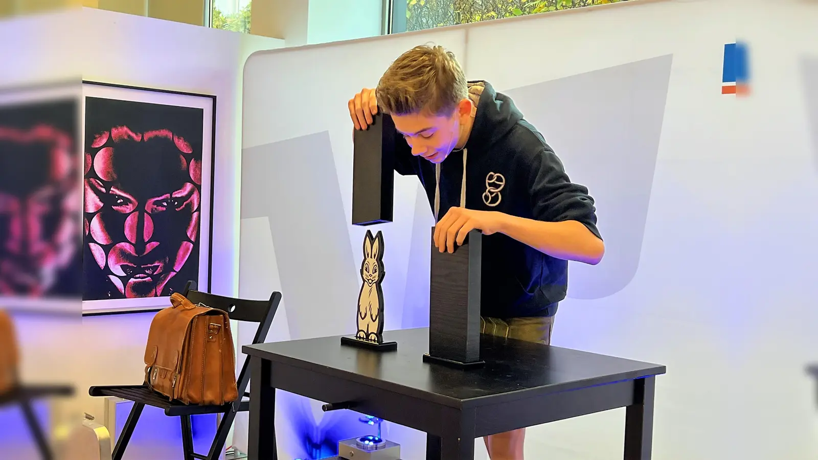 Magic Maxl mit seinen Zauberhasen. (Foto: VR Bank)