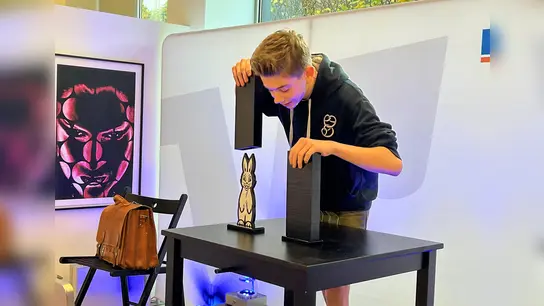Magic Maxl mit seinen Zauberhasen. (Foto: VR Bank)