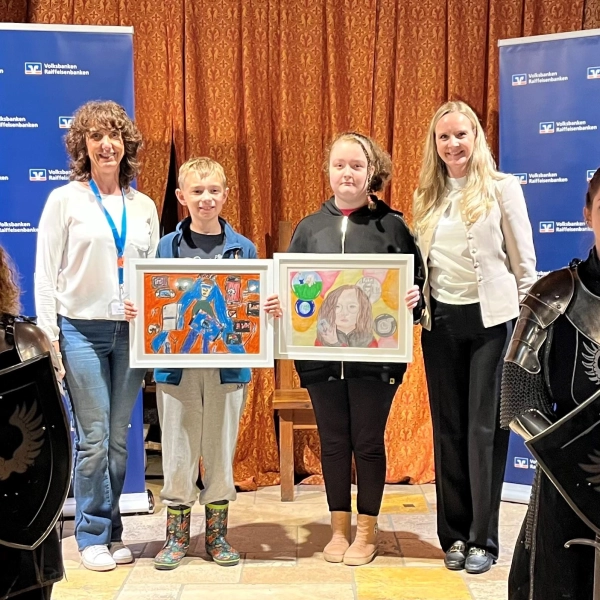 Lev und Amelie bei der Siegerehrung. Links VR-Marketing-Referentin Michaela Steiner. Rechts Marketingleiterin GVB Claudia Köhle-Lösch. (Foto: Genossenschaftsverband Bayern e.V.)