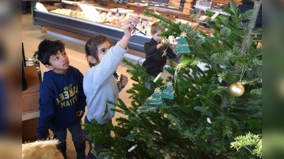 Elias und Ceylin beim Schmücken des Weihnachtsbaumes. (Foto: BRK Dachau)