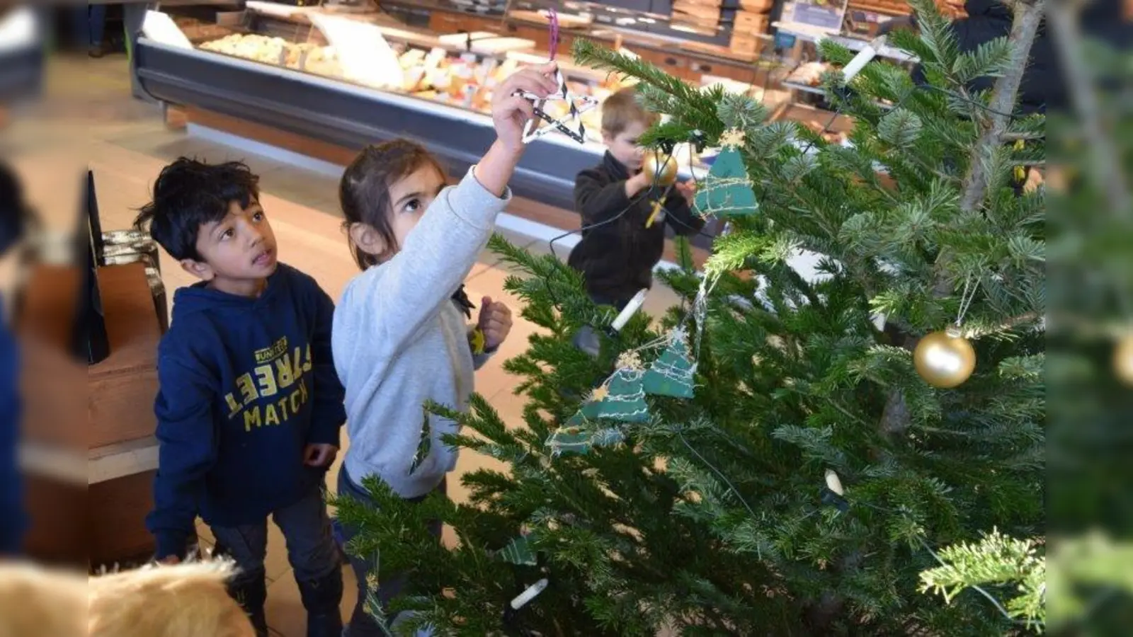 Elias und Ceylin beim Schmücken des Weihnachtsbaumes. (Foto: BRK Dachau)